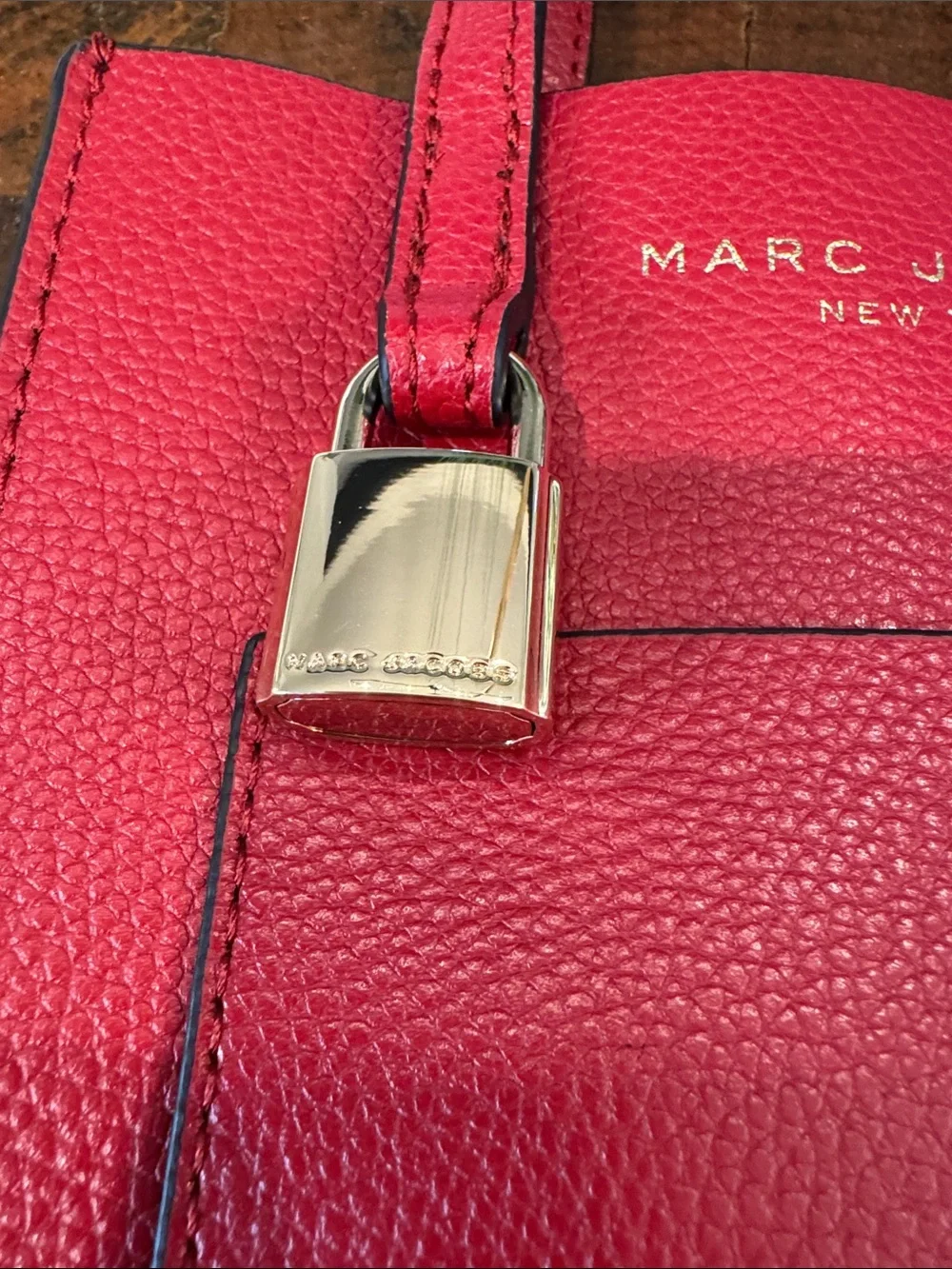 Marc Jacobs compact pebbled